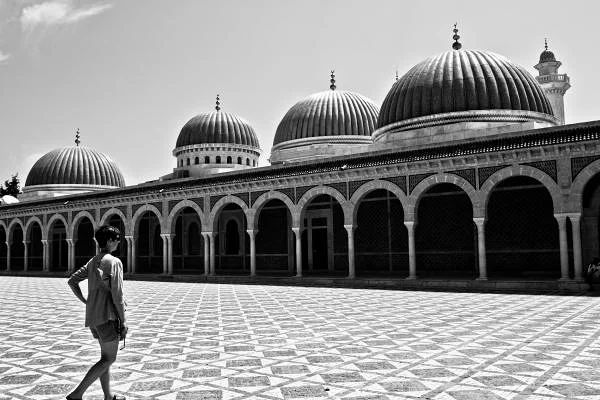 Cour intérieure du Mausolée n&b — Mausolée de Bourguiba (Tunisie)