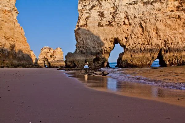 Falaises percées par les vagues — Plage de Marinha (Portugal)
