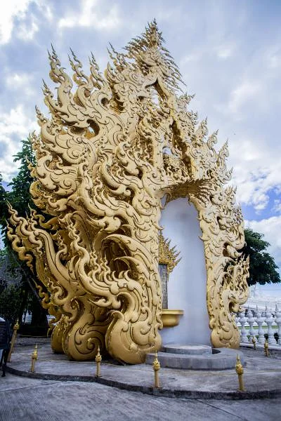 Portail doré — Temple Wat Rong Khun (Thaïlande)