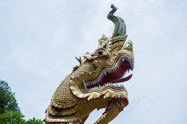 Tête de dragon — Wat Phra Kaew Don Tao (temple) (Thaïlande)