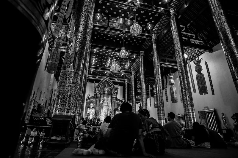 Intérieur du Wat Chedi Luang — Temple Wat Chedi Luang (Thaïlande)