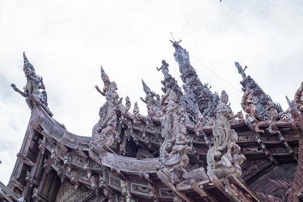Sculptures en bois sur le toit — Sanctuaire de la Vérité (Thaïlande)
