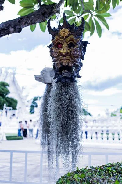 Créature des enfers — Temple Wat Rong Khun (Thaïlande)
