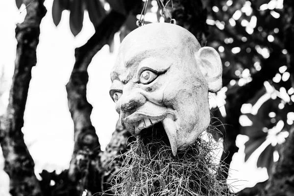 Créature des enfers — Temple Wat Rong Khun (Thaïlande)