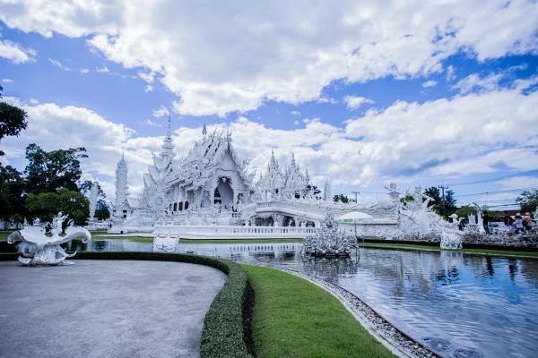 Bassin — Temple Wat Rong Khun (Thaïlande)