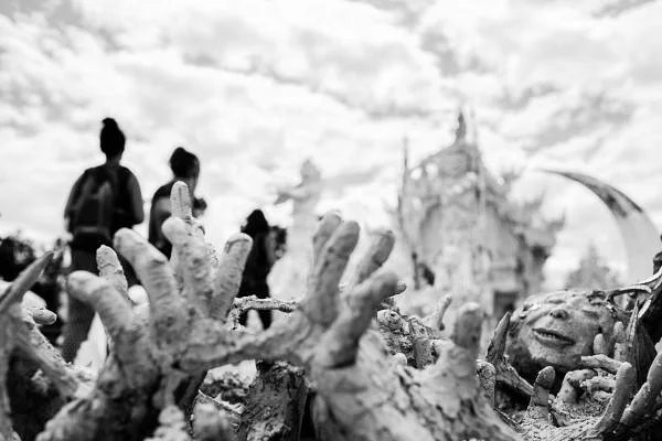 Passage pour entrer — Temple Wat Rong Khun (Thaïlande)