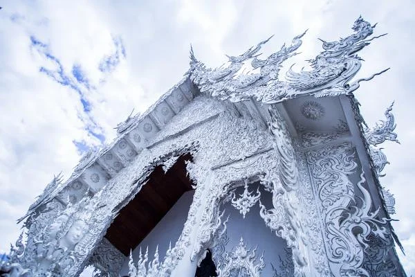 Portail — Temple Wat Rong Khun (Thaïlande)