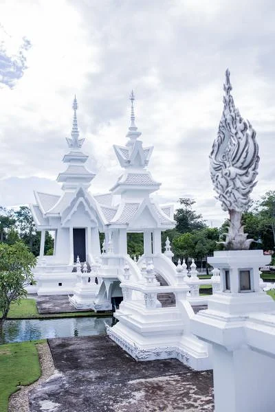 Jardins — Temple Wat Rong Khun (Thaïlande)