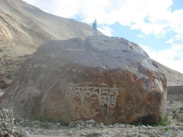 Mantras gravés dans la roche (Inde)