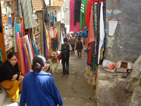 rue commerçante de Leh — Leh (Inde)