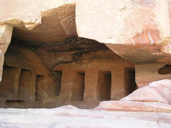 Caverne aménagée — Ruines de Petra (Jordanie)