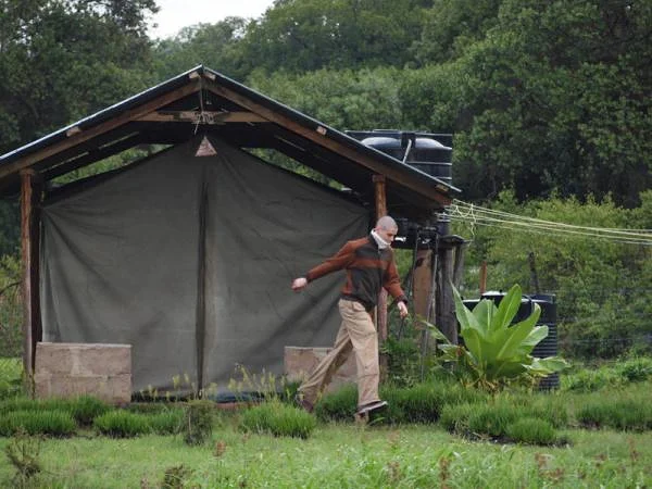 Dépôt de matériel — Réserve Masai Mara (Kenya)