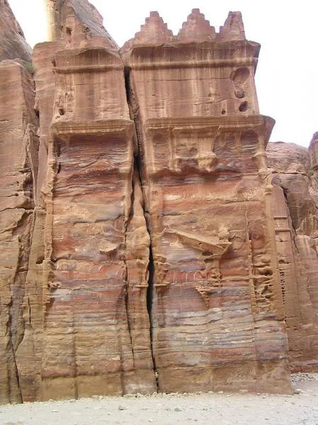 Monument sculpté à même la roche — Ruines de Petra (Jordanie)