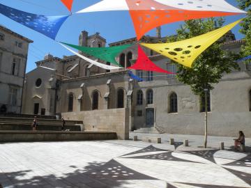 Place aux Herbes de Nimes