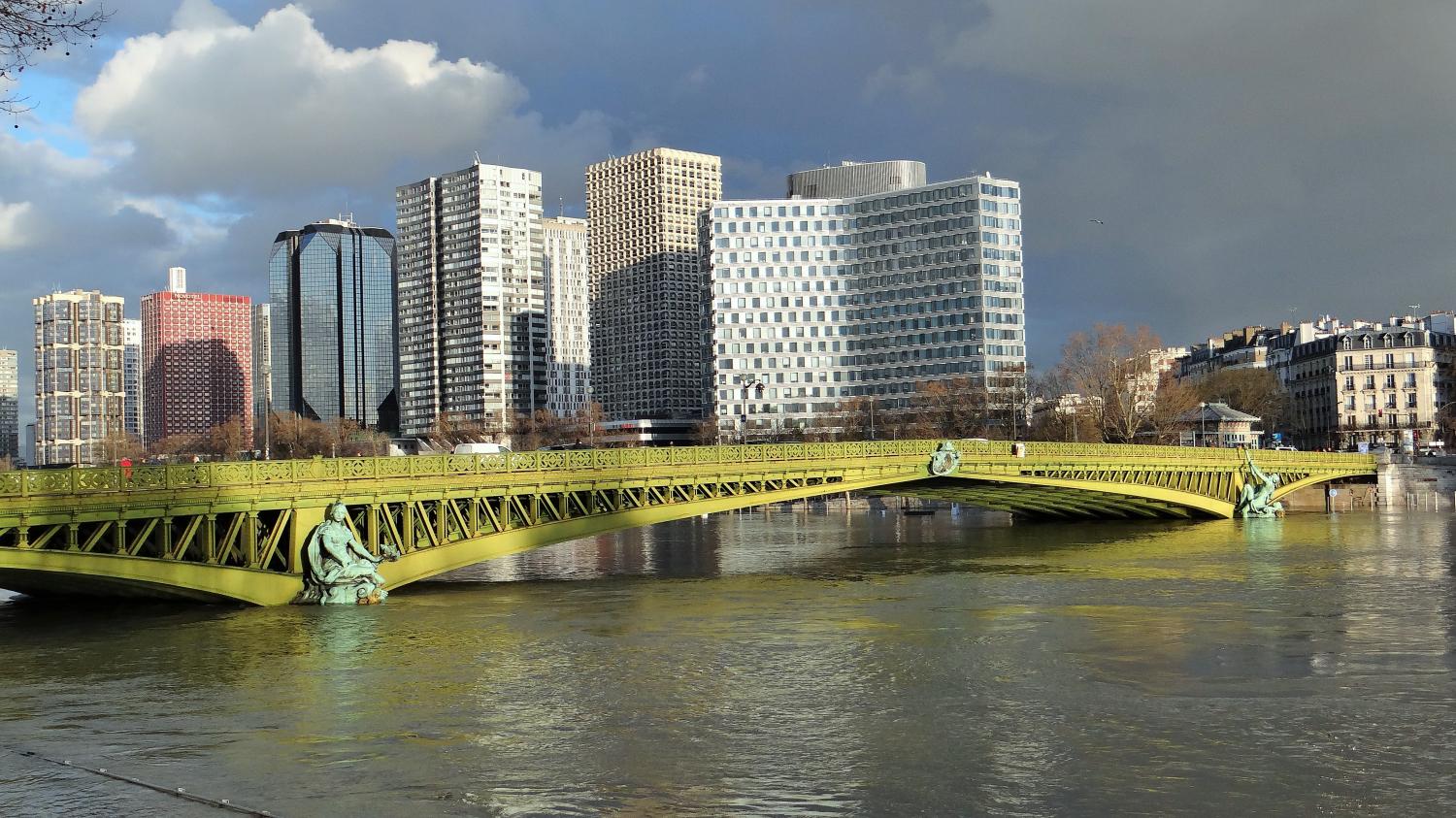 Pont Mirabeau sur la Seine en crue