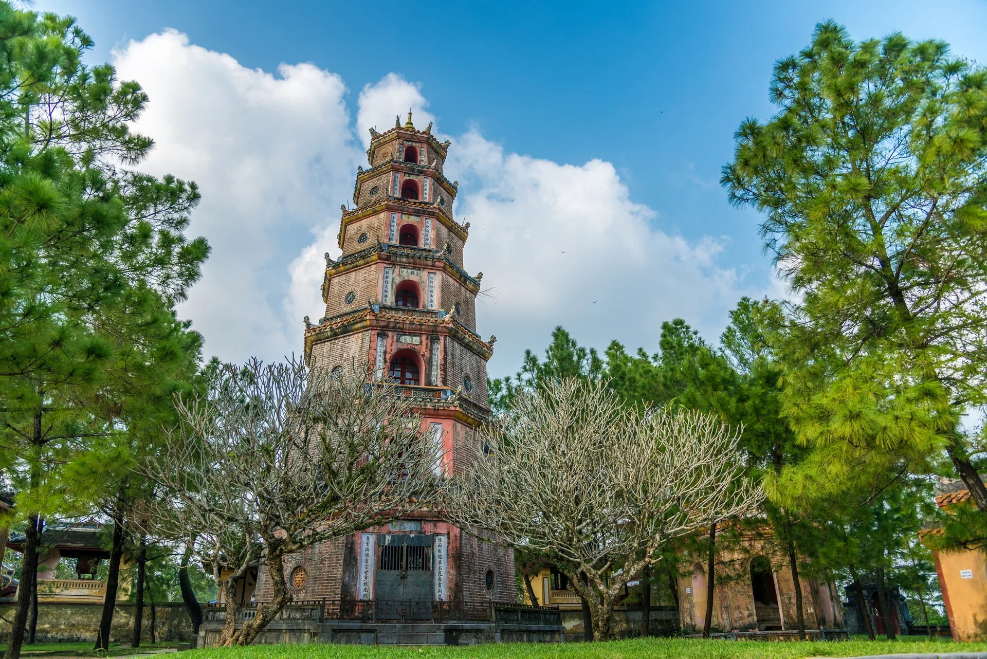 Pagode Thien Mu à Hué Pagode Thien Mu à Hué — Pagode de Thien Mu (Viêt Nam)