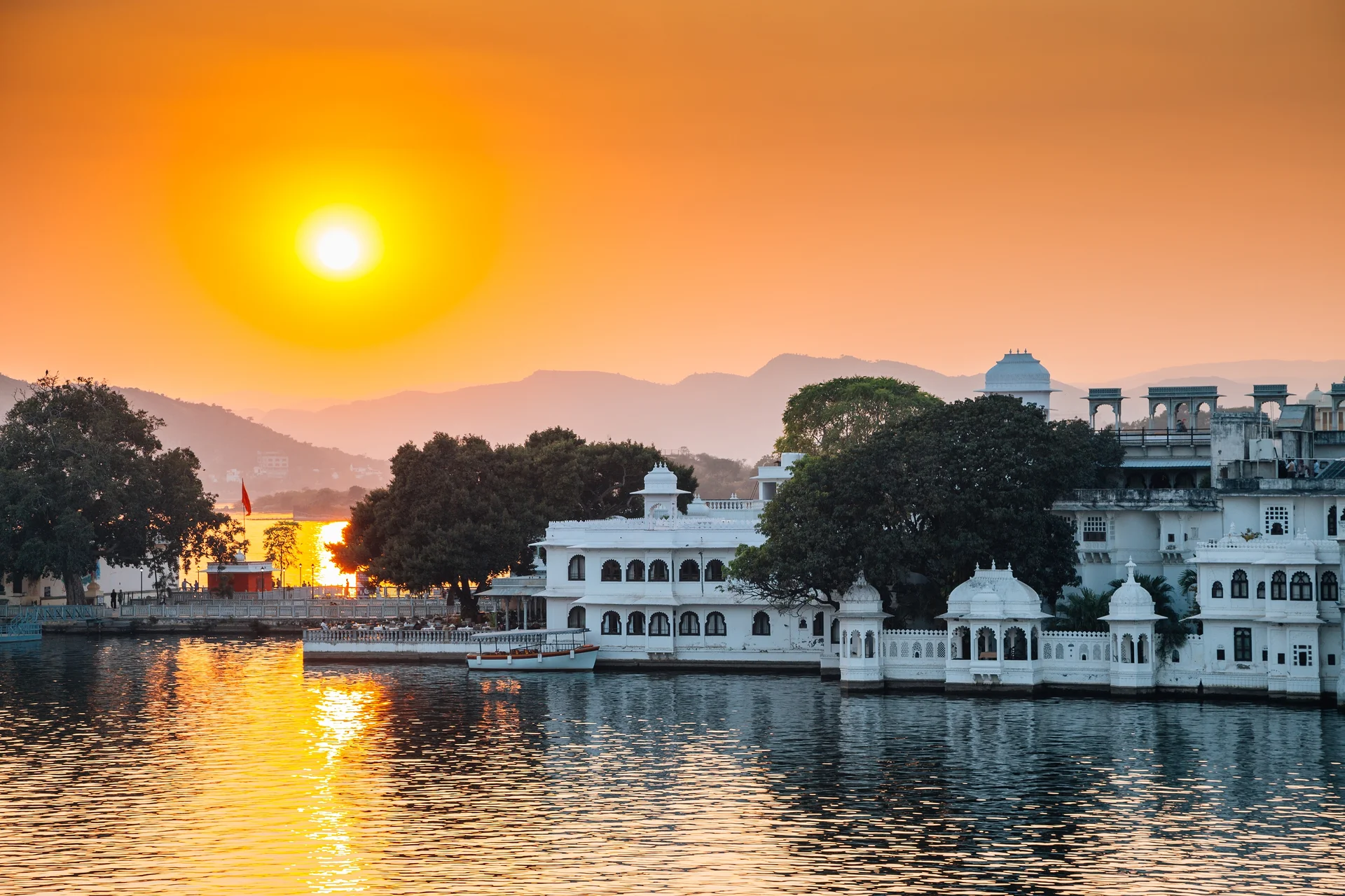 Lac Pichola à Udaipur Lac Pichola à Udaipur — Lac Pichola (Inde)