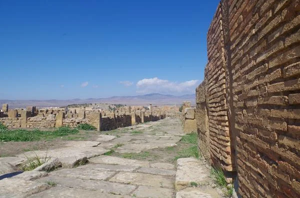 Un emplacement stratégique — Ruines de Timgad (Algérie)