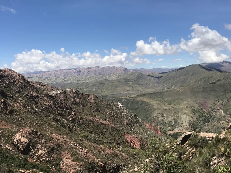 Vue du trek avec en fond cratère de Maragua — Sucre (Bolivie)