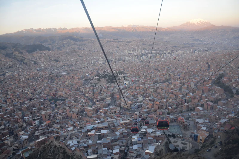 Bolivie - La Paz vue du Téléphérique rouge ©Thaki Voyage — La Paz (Bolivie)