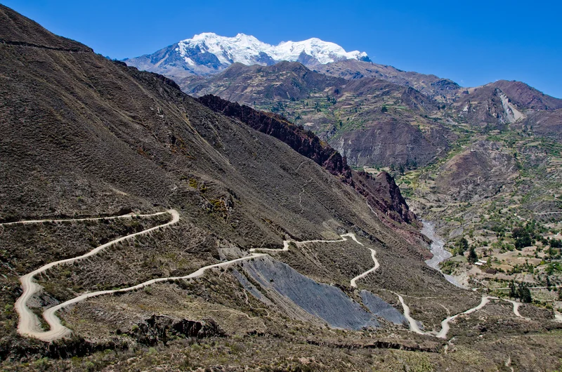 Bolivie - La Paz vue sur L'llimani 1 ©Thaki Voyage — Nevado Illimani (Bolivie)