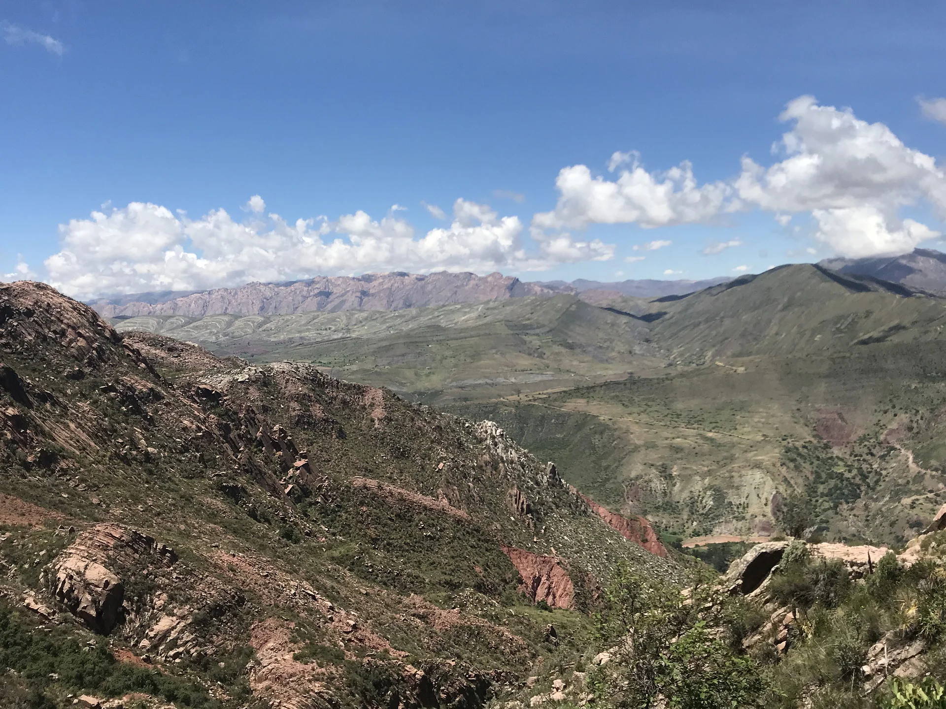 Vue du trek avec en fond cratère de Maragua — Sucre (Bolivie)