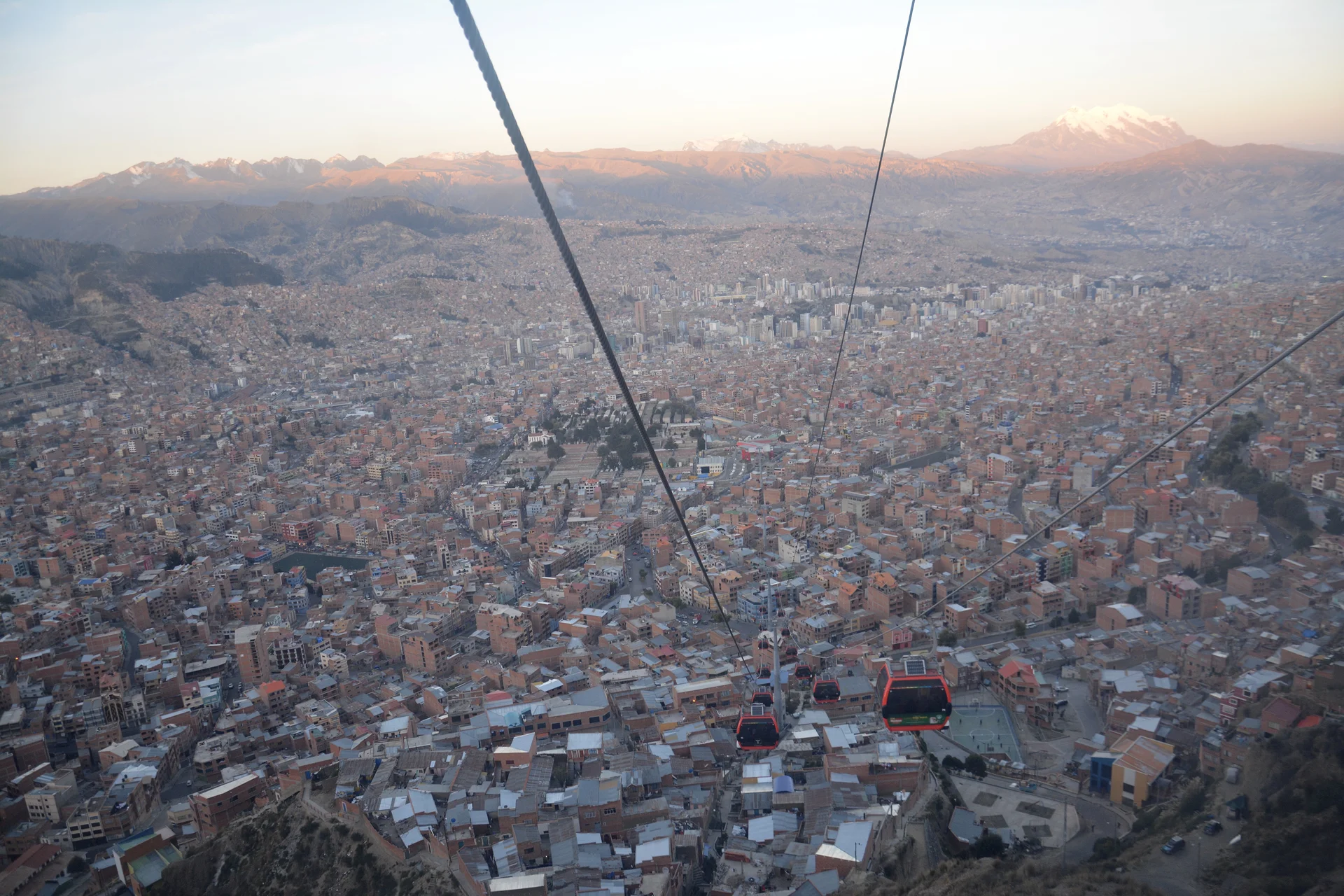 Bolivie - La Paz vue du Téléphérique rouge ©Thaki Voyage — La Paz (Bolivie)