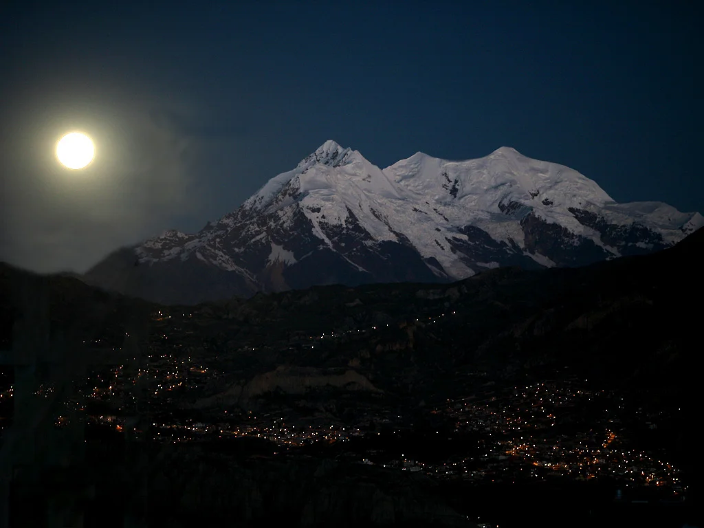 Bolivie - lumières de La Paz et Illimani ©Thaki Voyage — Nevado Illimani (Bolivie)