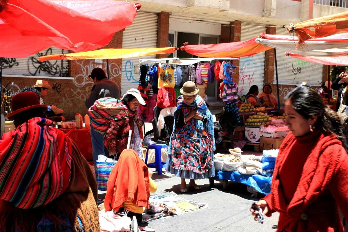 Bolivie - Marché dans les rues de La Paz ©Thaki Voyage — La Paz (Bolivie)