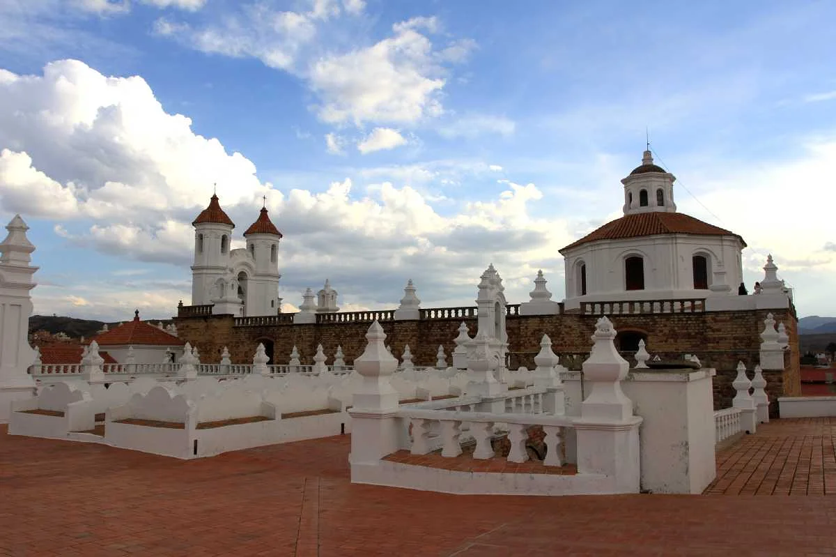 Bolivie   Vue des toits de Sucre 2 ©Thaki Voyage — Templo de San Felipe Neri (Bolivie)