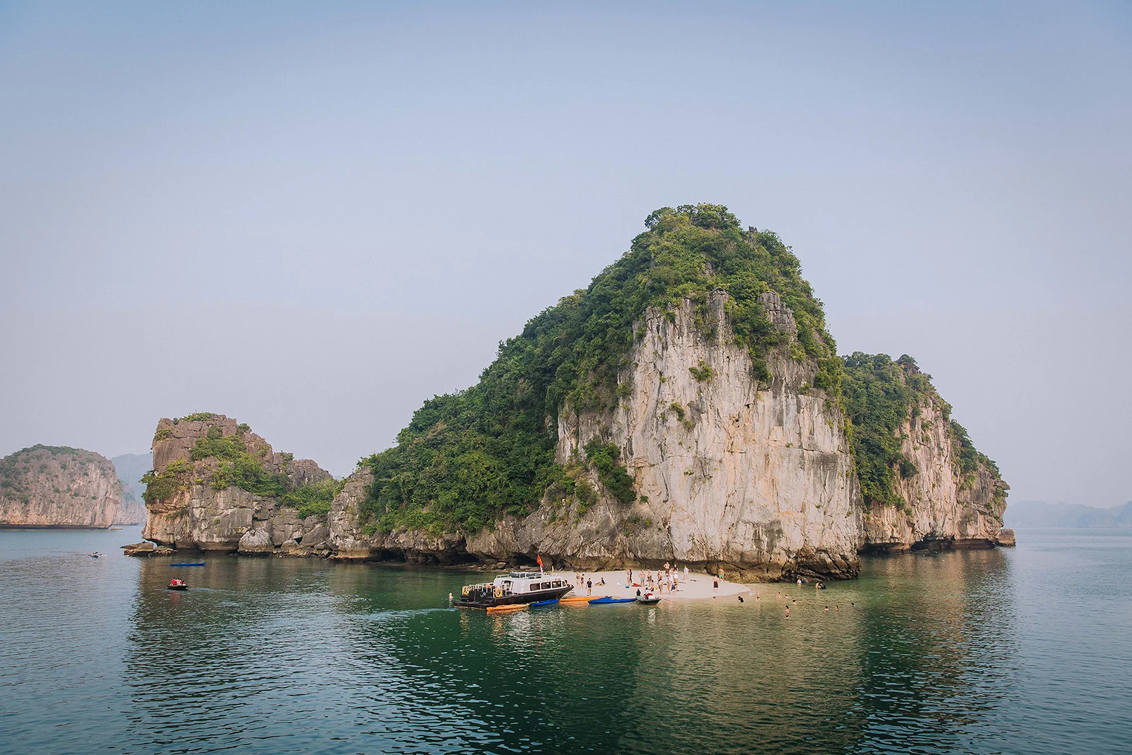 Plage dans la baie de Lan Ha (Viêt Nam)