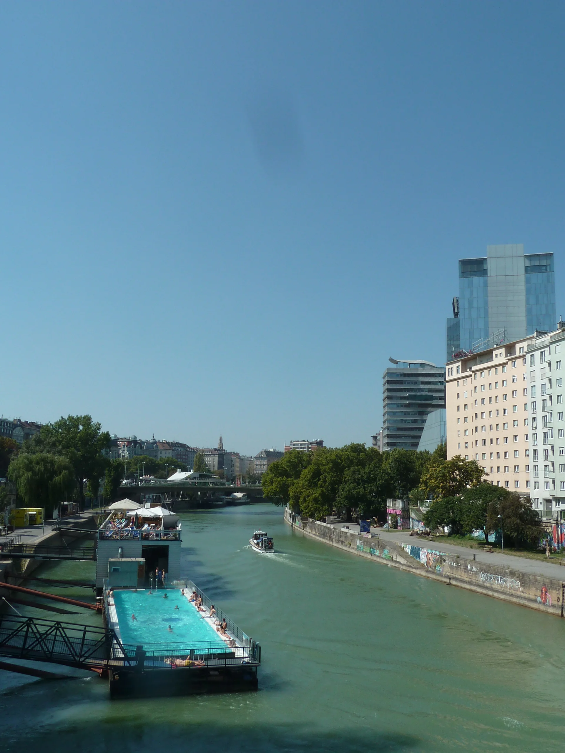 Piscine sur le Danube à Vienne Piscine sur le Danube à Vienne — Vienne (Autriche)