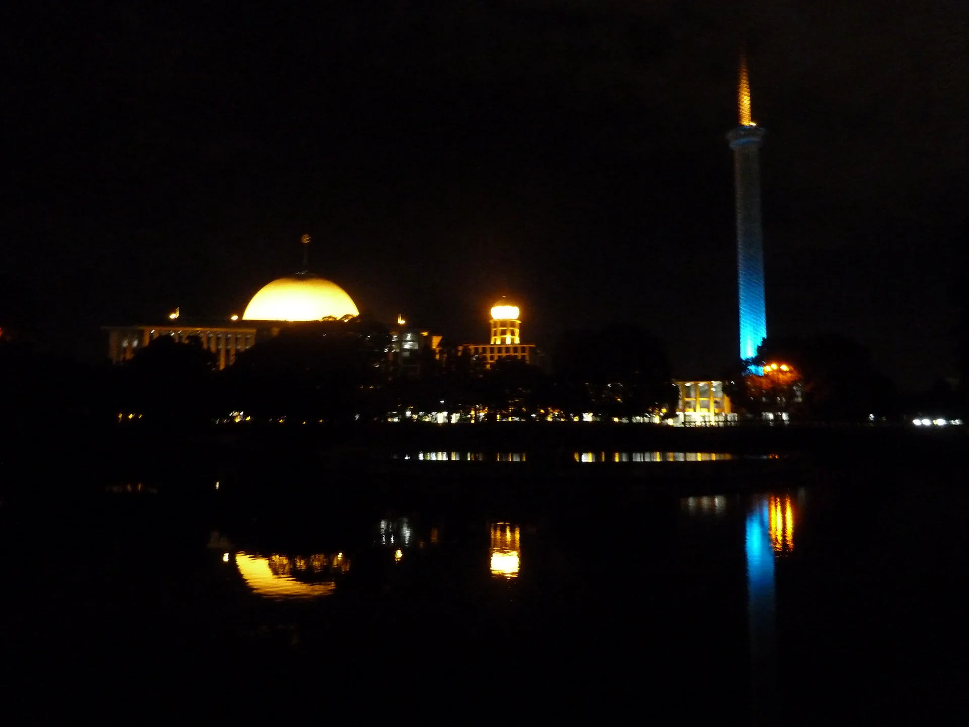 Mosquée Istiqlal de nuit