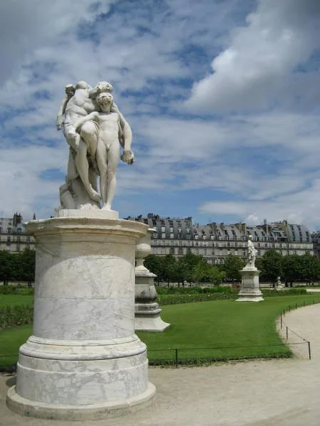 En route vers le Louvres — Jardin des Tuileries (France)