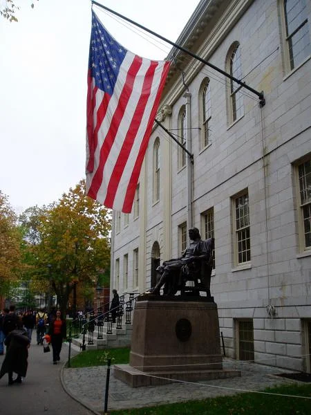 Statue de John Harvard (Etats-Unis)