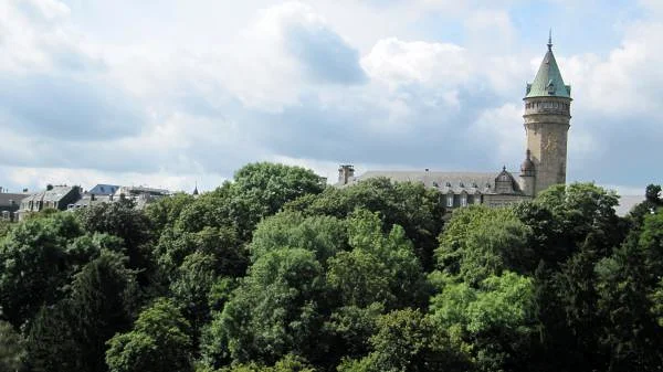 Tour et paysage — Luxembourg-Ville (Luxembourg)