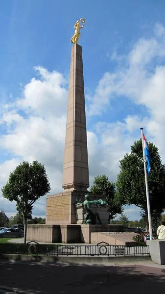 Monument du Souvenir — Monument du Souvenir (Gëlle Fra) (Luxembourg)