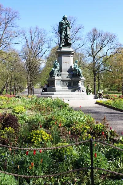 La Statue de Linné La Statue de Linné — Parc d'Humlegarden (Suède)
