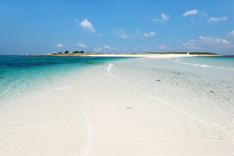 Mer transparente sur l'île Saint-Nicolas — Plage de Saint-Nicolas (France)