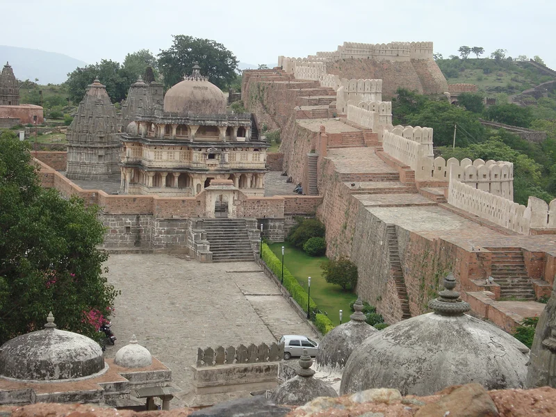 Grand temple à l'intérieur du fort