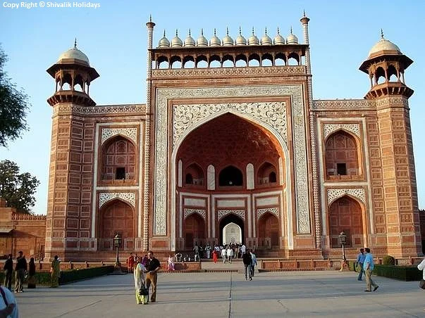 Entrée du Taj Mahal Entrée du Taj Mahal — Grande Porte du Taj Mahal (Inde)