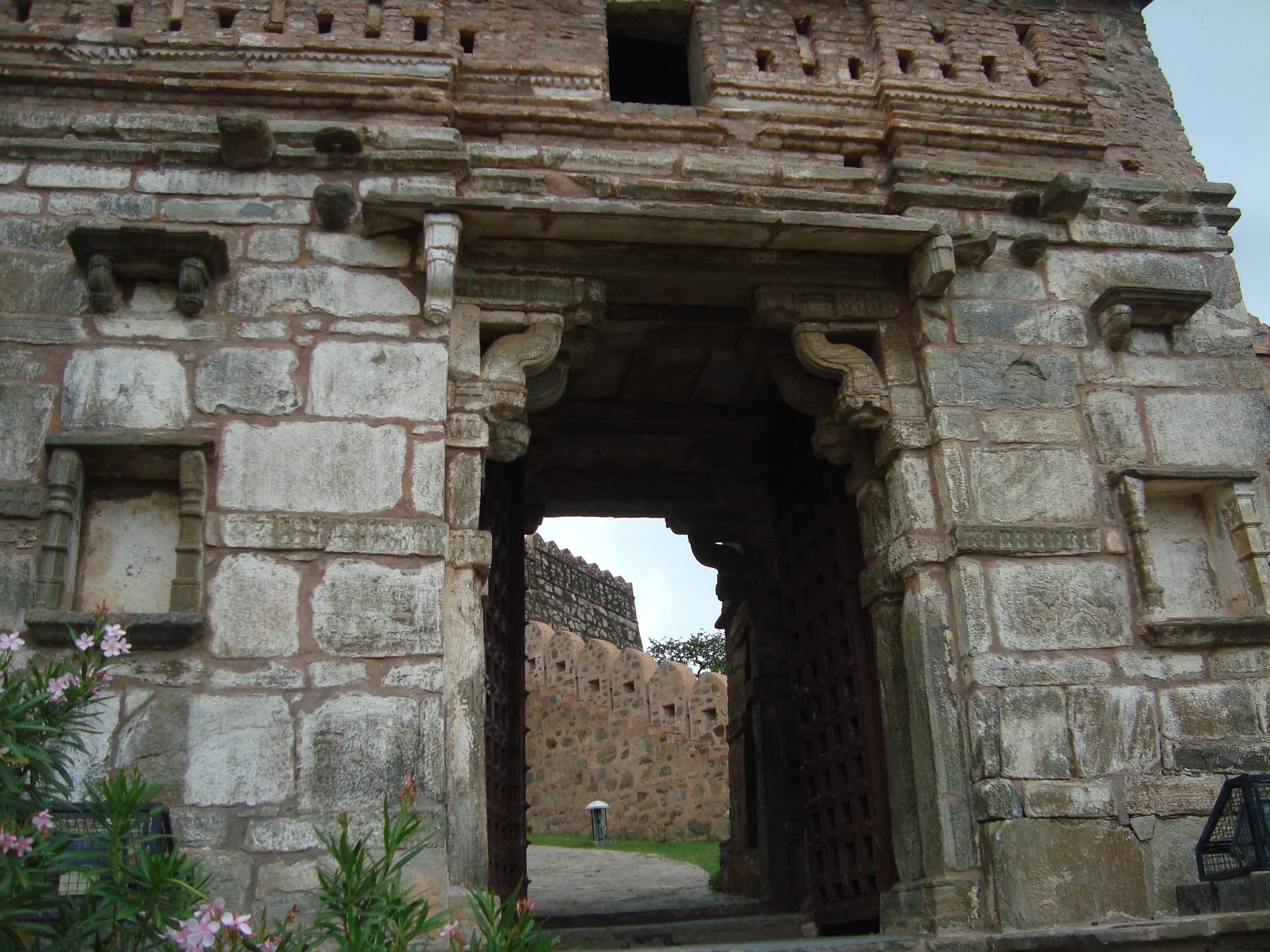 Une des nombreuses portes du fort — Fort Kumbhalgarh (Inde)