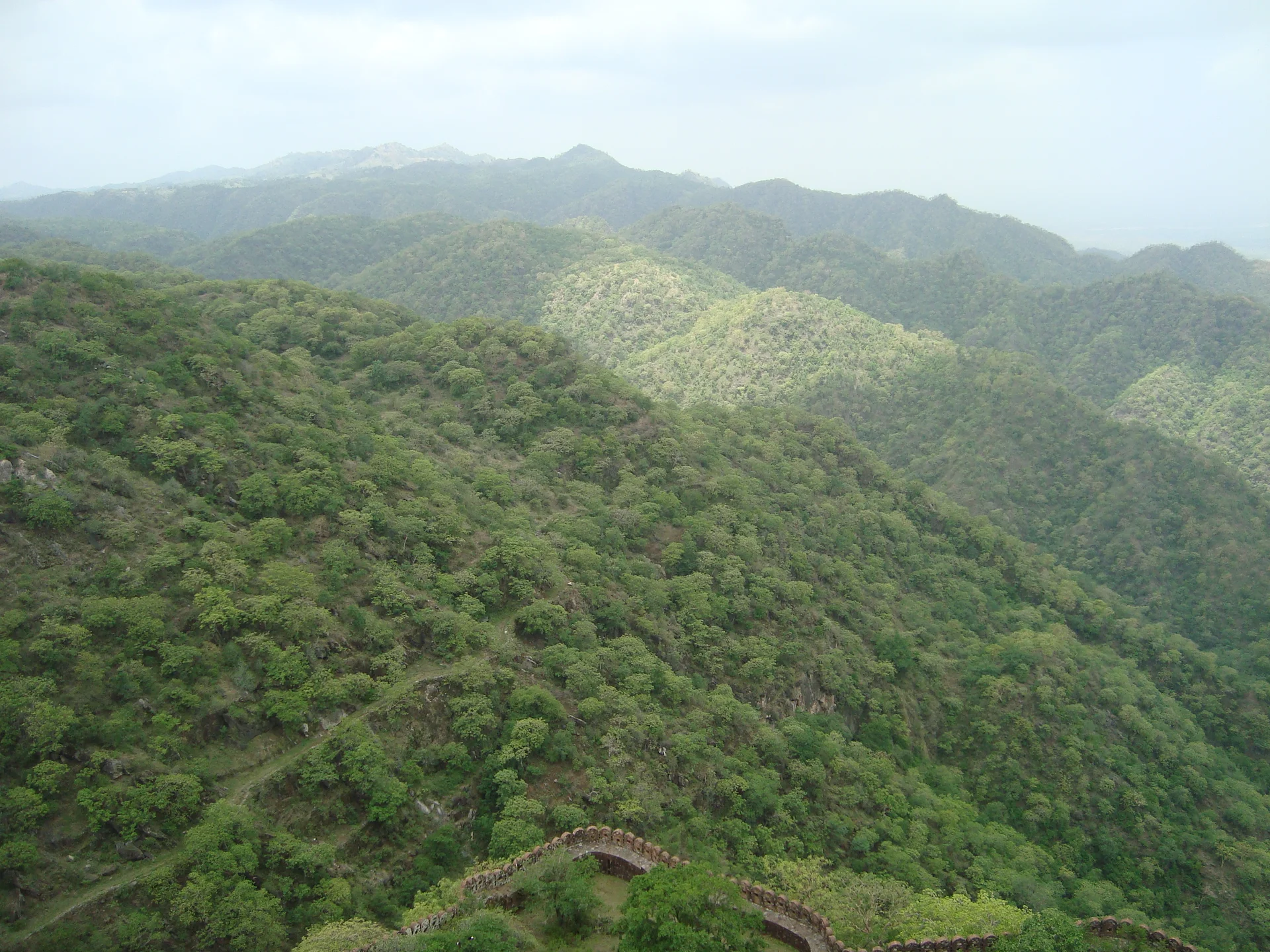 Vue du mur et de la mont Aravalli — Fort Kumbhalgarh (Inde)
