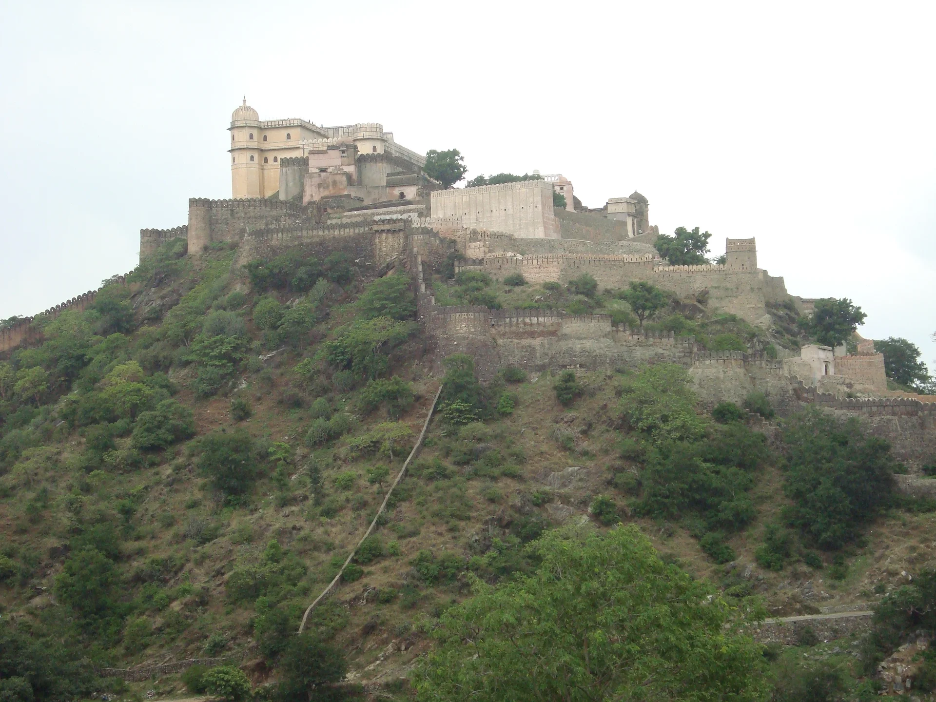 Vue du palais depuis bas — Fort Kumbhalgarh (Inde)