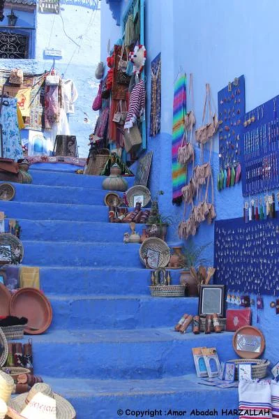 Marché le long des escaliers Marché le long des escaliers — Kasbah de Chefchaouen (Maroc)