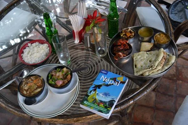 Premier repas népalais — Katmandou (Népal)