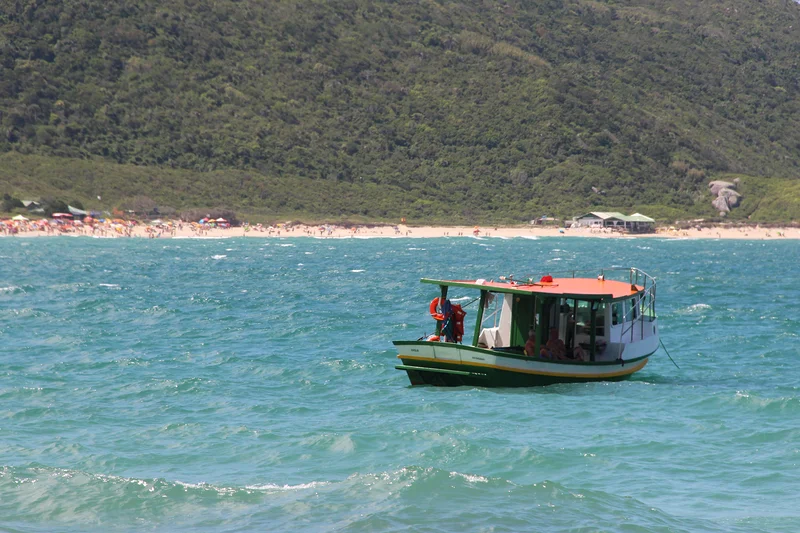Um barco — Plage Mole (Brésil)