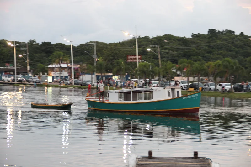 Um grande barco — Florianopolis (Brésil)