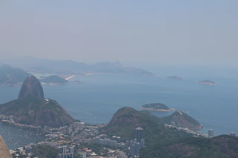 Montanha e Oceano — Mont du Pain de Sucre (Brésil)