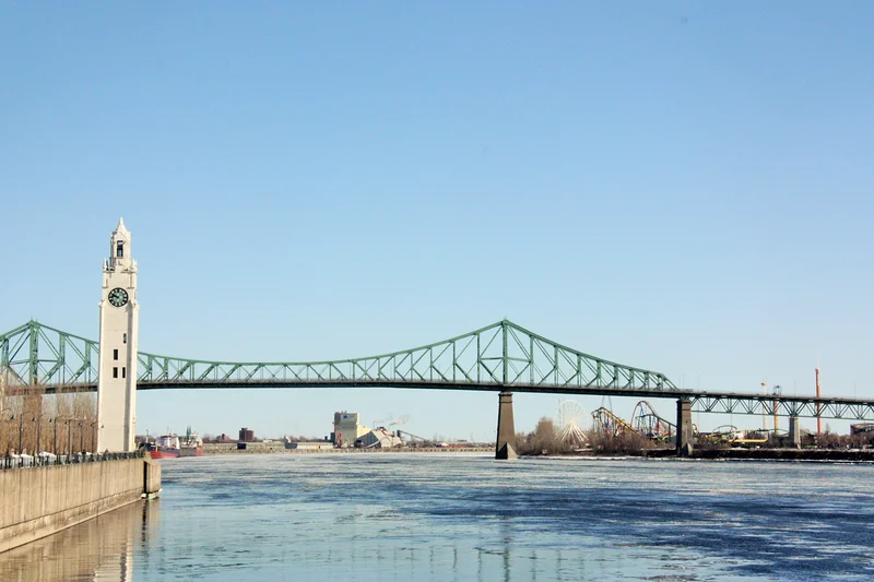 Le Saint Laurent tranquille — Tour de l'Horloge de Montréal (Canada)